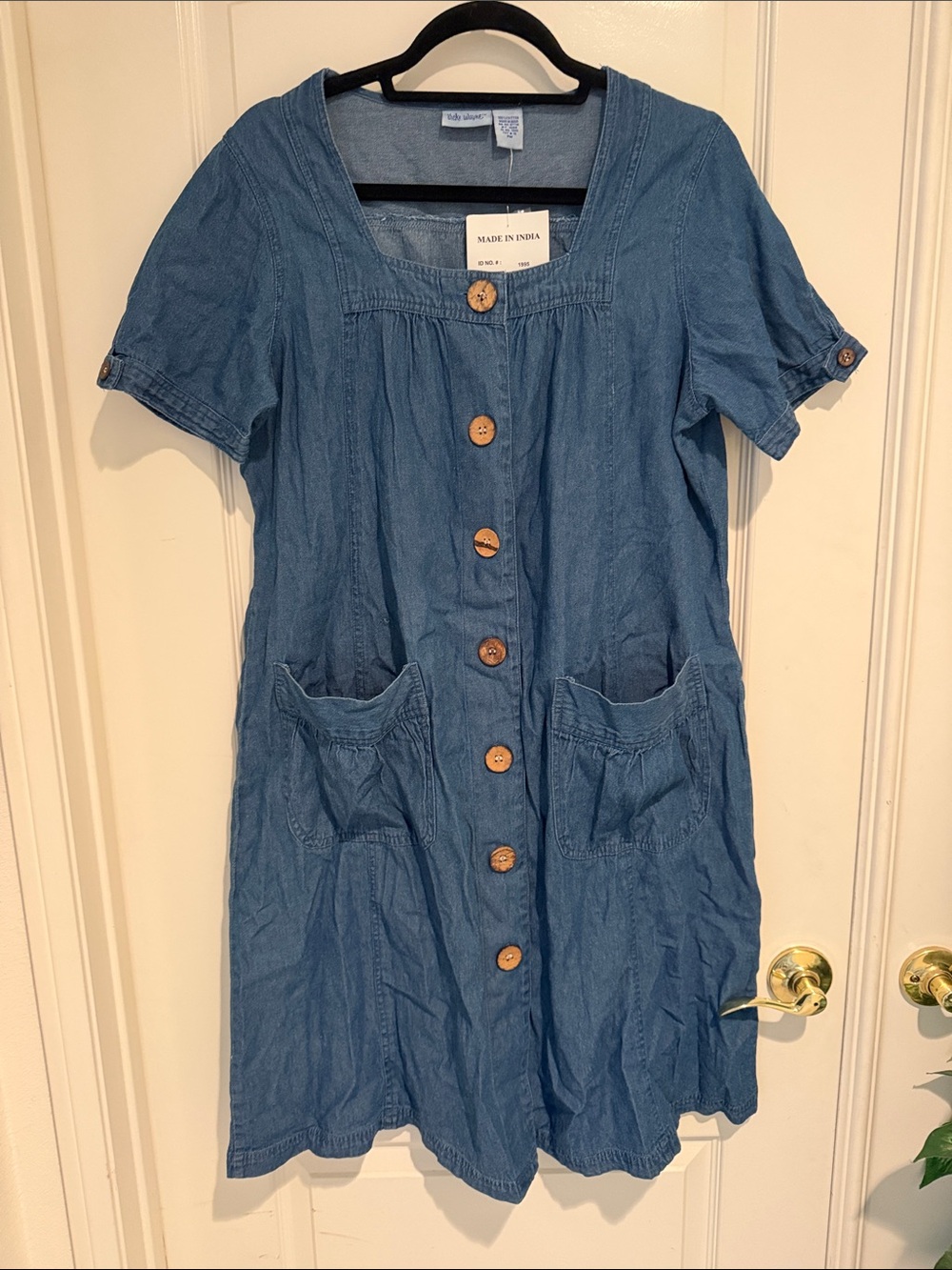 Women's Blue Button-Front Short Sleeve Denim Dress by Vicki Wayne